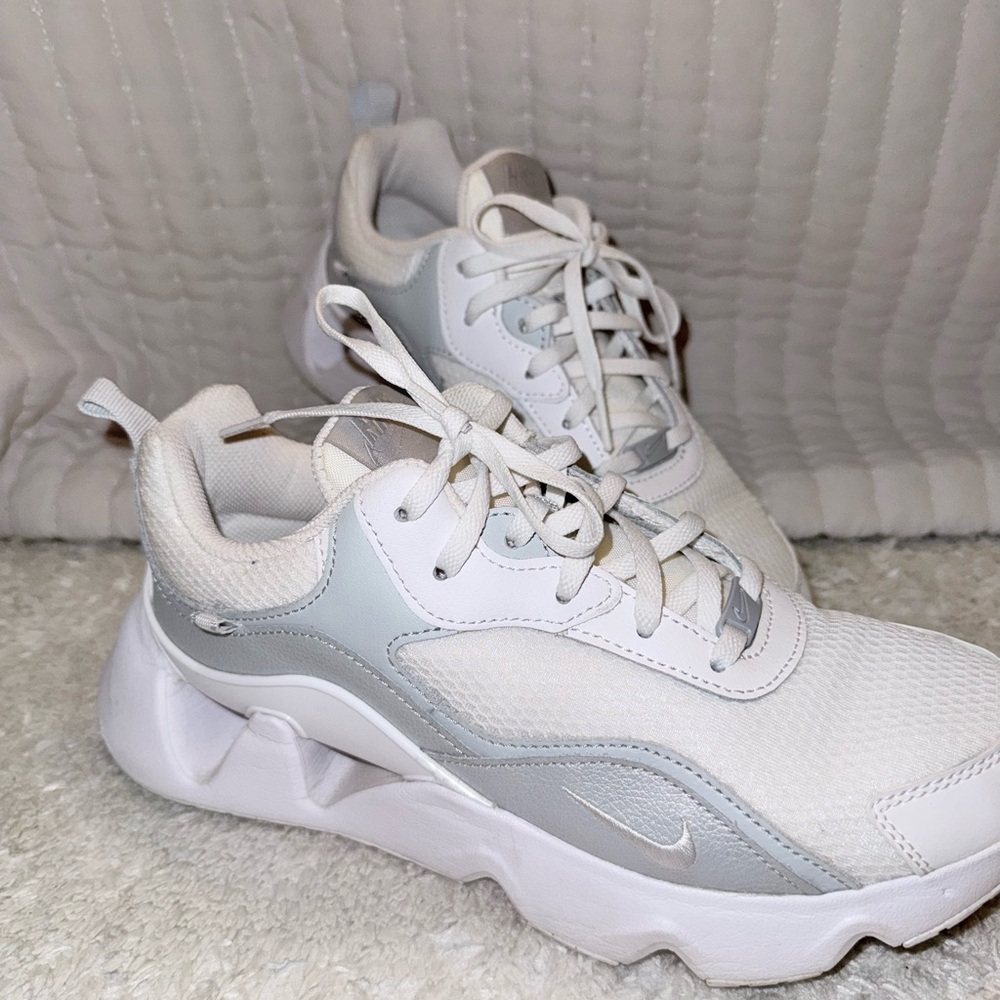 Nike RYZ 365 2
White Metallic Platinum (Women's)
